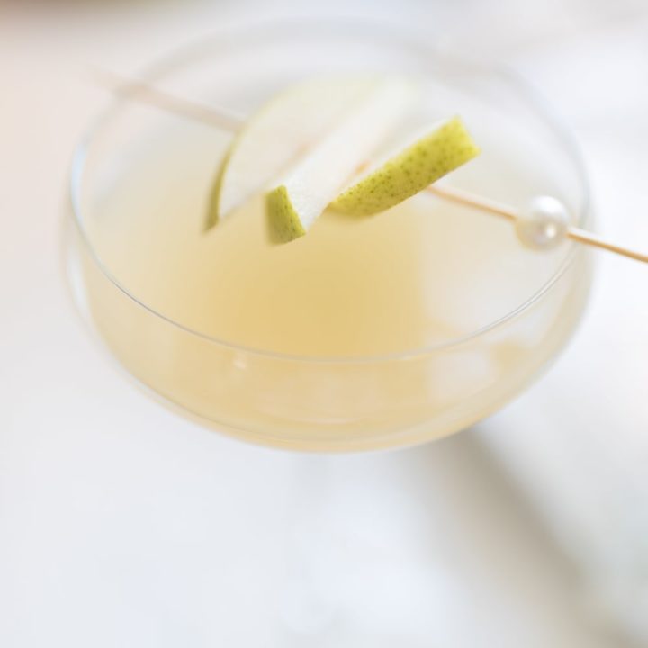 Green pear mimosa recipe by blogger Stephanie Ziajka on Diary of a Debutante