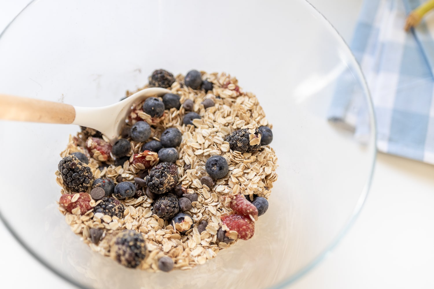 Blogger Stephanie Ziajka shows how to make baked oatmeal breakfast bars on Diary of a Debutante