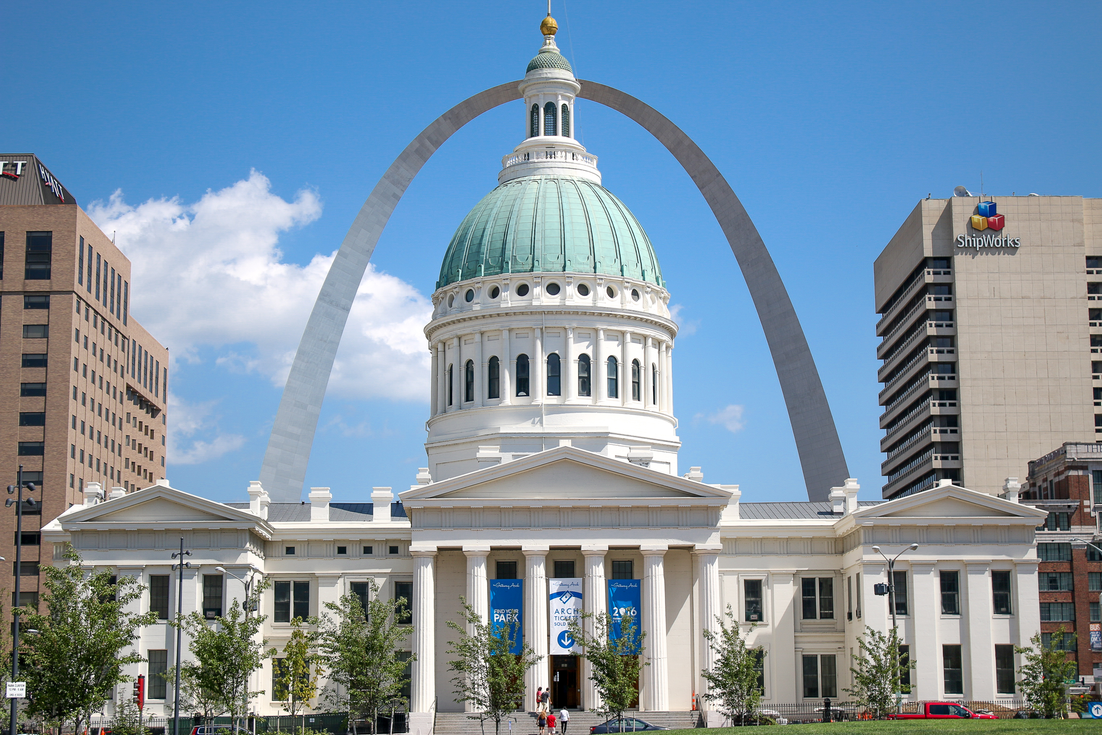 Looking for fun things to do in St Louis? This Gateway City weekend travel guide lists the best things to do (most of which are free), the best place to stay, and the best places to eat in the Gateway to the West! 
