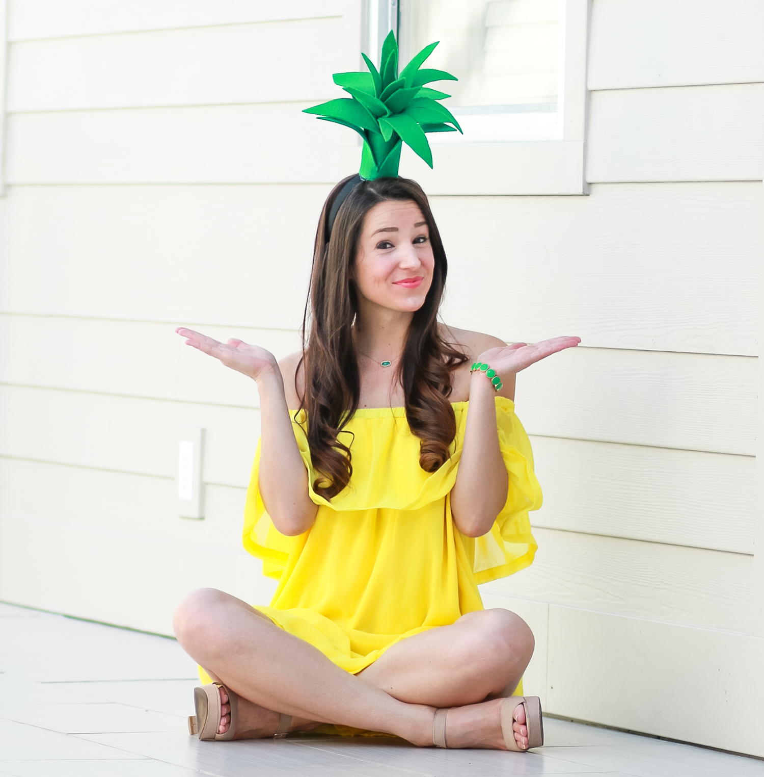 Super simple $3 pineapple Halloween costume idea | Easy DIY Halloween costume | DIY Pineapple Topper | DIY Pineapple Costume by fashion blogger Stephanie Ziajka from Diary of a Debutante