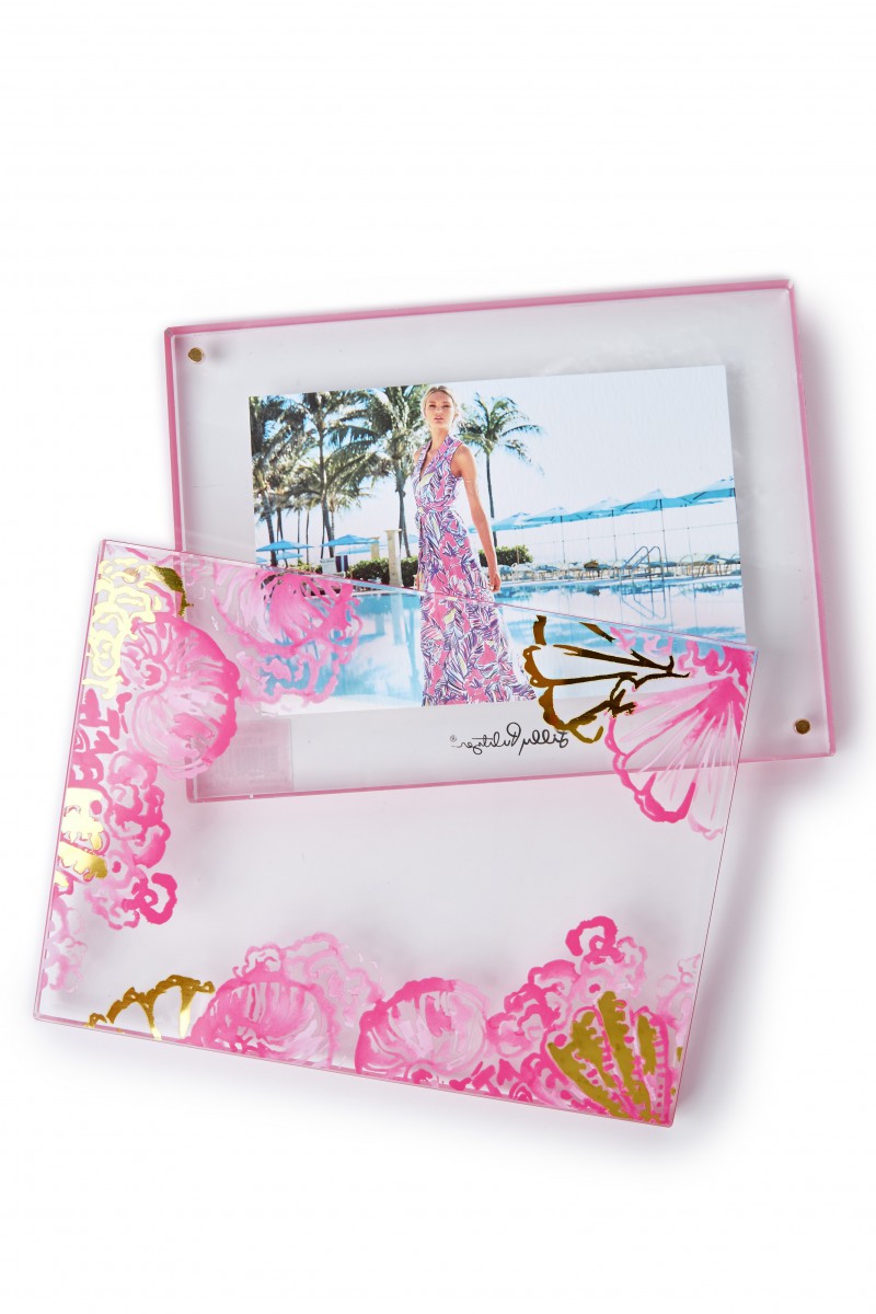 Lilly Pulitzer crab picture frame featured in Holiday Gift Guide: Something for Everyone on Your List by guest poster the Red Dress Boutique on Diary of a Debutante