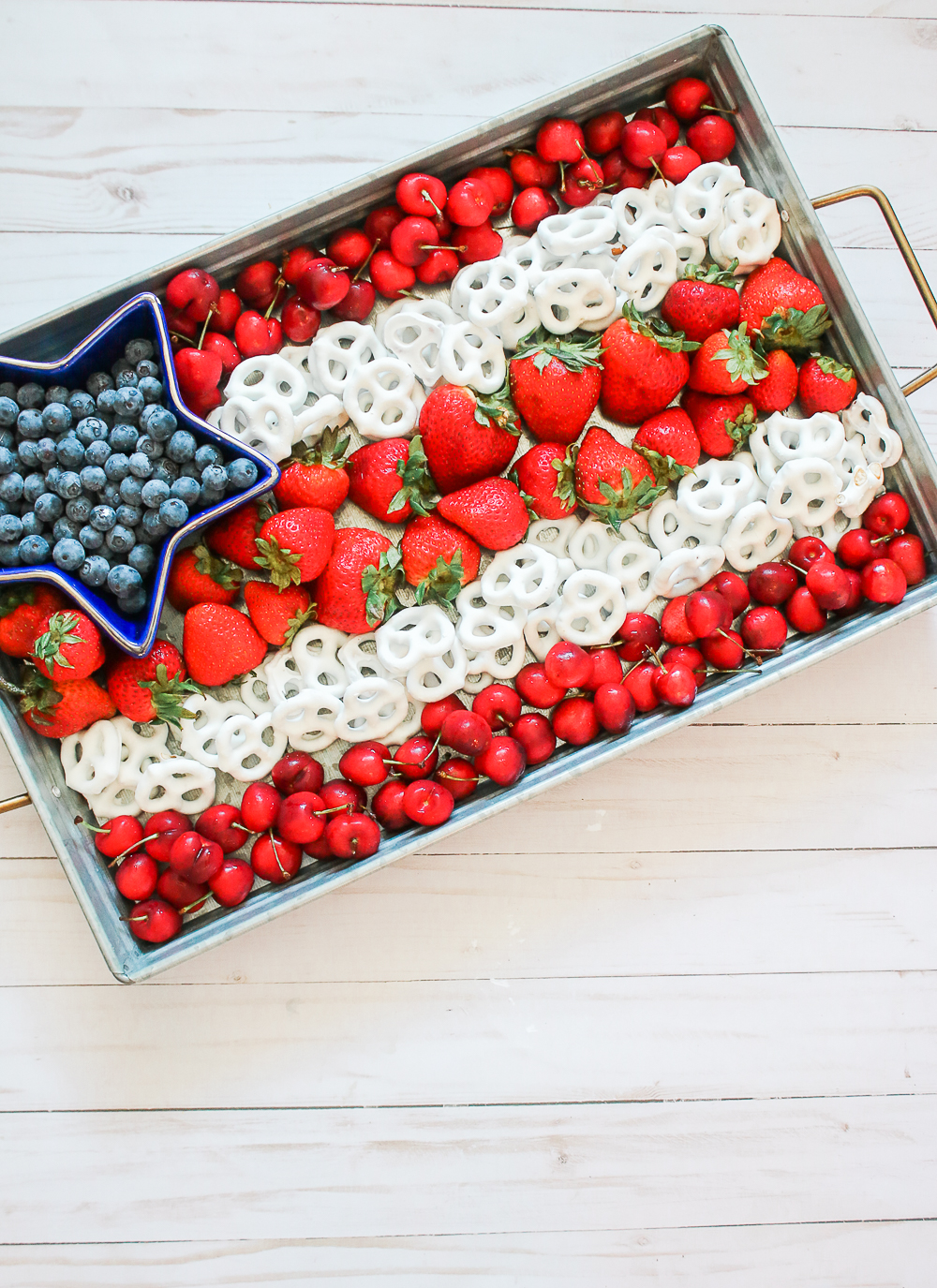 Blogger Stephanie Ziajka shares a cute patriotic fruit platter idea for the 4th of July, Memorial Day, or Labor Day on Diary of a Debutante