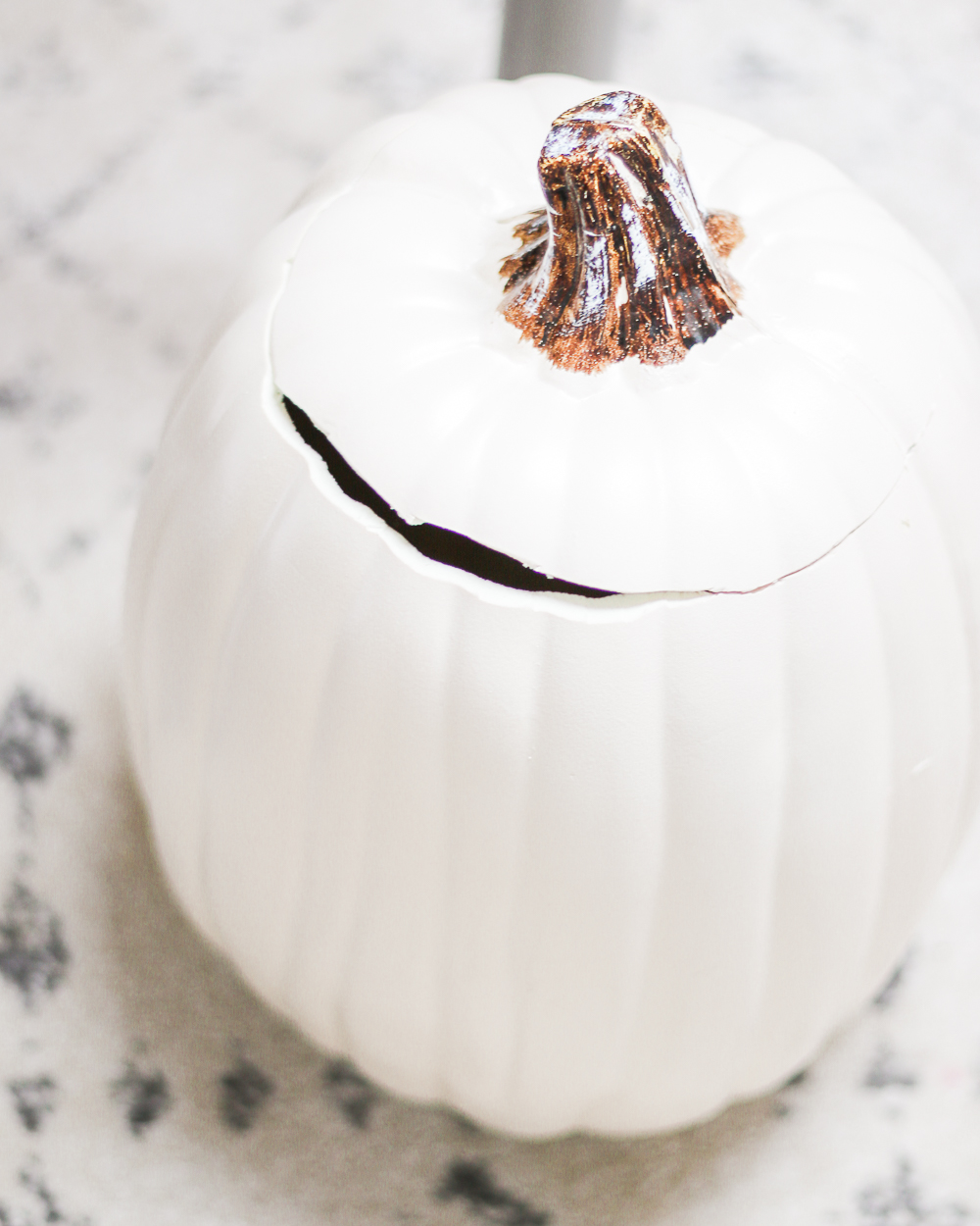 Step one of this DIY pumpkin ice bucket Cricut vinyl project on Diary of a Debutante