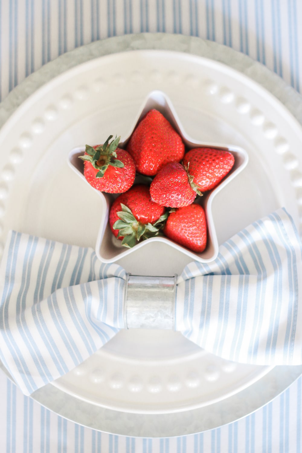 4th of July table setting ideas by blogger Stephanie Ziajka on Diary of a Debutante