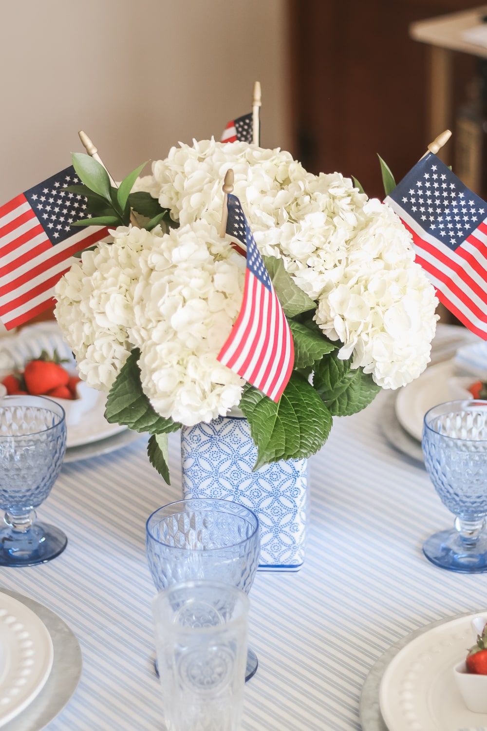 4th of July hydrangea centerpiece arranged in a blue and white ginger jar by blogger Stephanie Ziajka on Diary of a Debutante