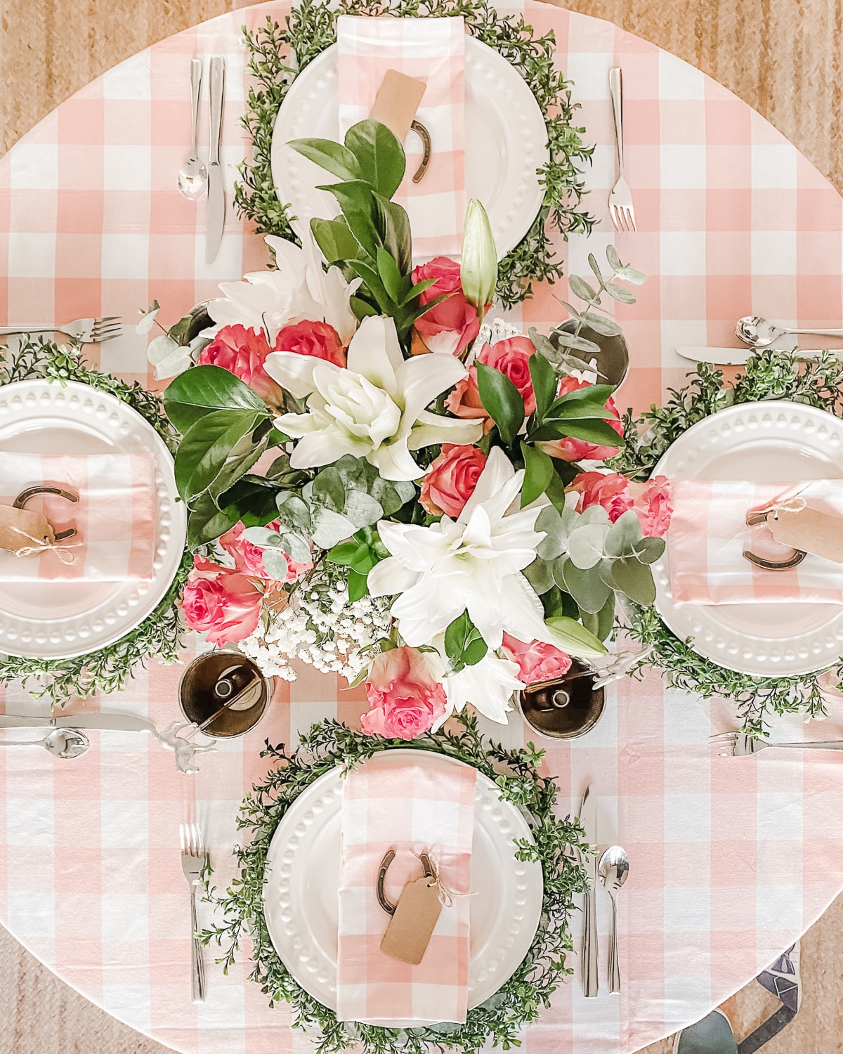 Race day table decorations and race day party ideas by entertaining blogger Stephanie Ziajka on Diary of a Debutante
