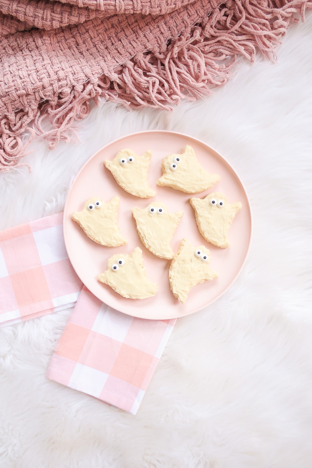 Cute Halloween rice krispie treats ideas by southern blogger Stephanie Ziajka on Diary of a Debutante