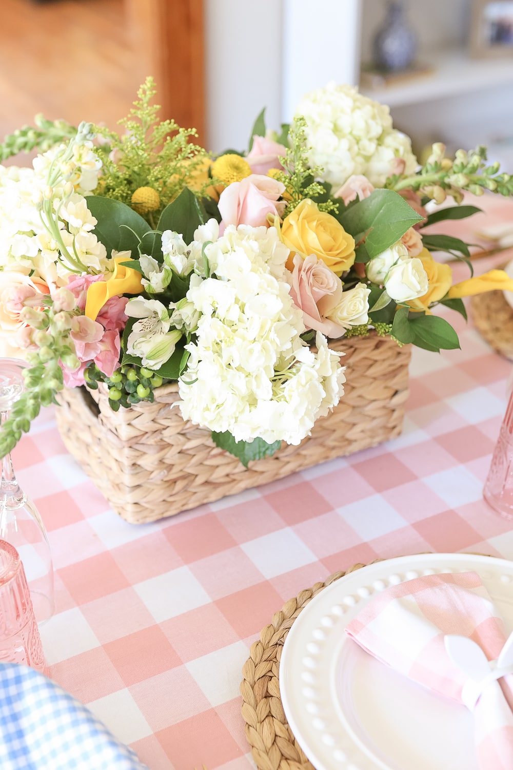 Low Easter centerpiece ideas from blogger Stephanie Ziajka on Diary of a Debutante