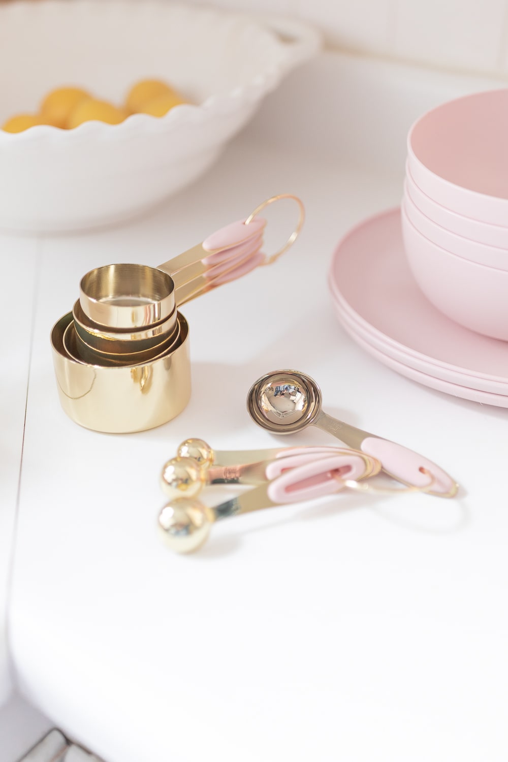 Pink and gold measuring cups from Amazon photographed by blogger Stephanie Ziajka on Diary of a Debutante