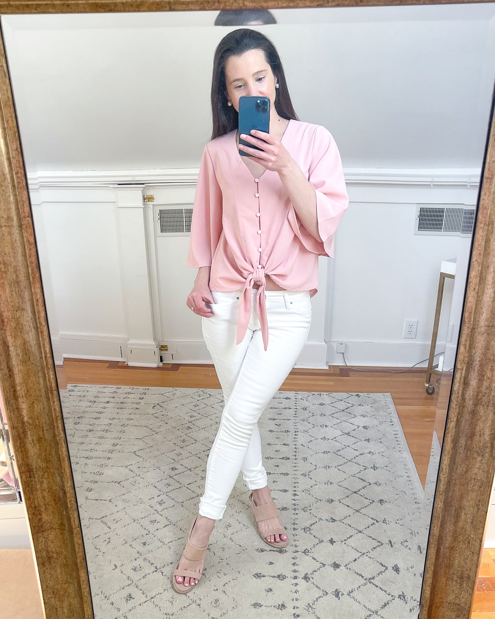 Affordable fashion blogger Stephanie Ziajka tries on Levi 711 white skinny jeans as part of a spring Amazon try-on haul on Diary of a Debutante