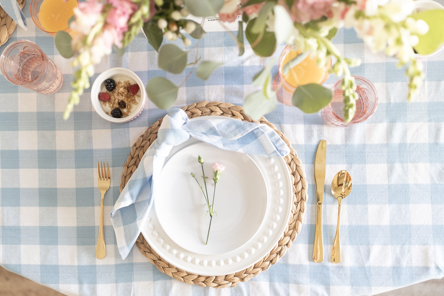 Mother’s Day brunch table setting ideas by southern blogger Stephanie Ziajka on Diary of a Debutante