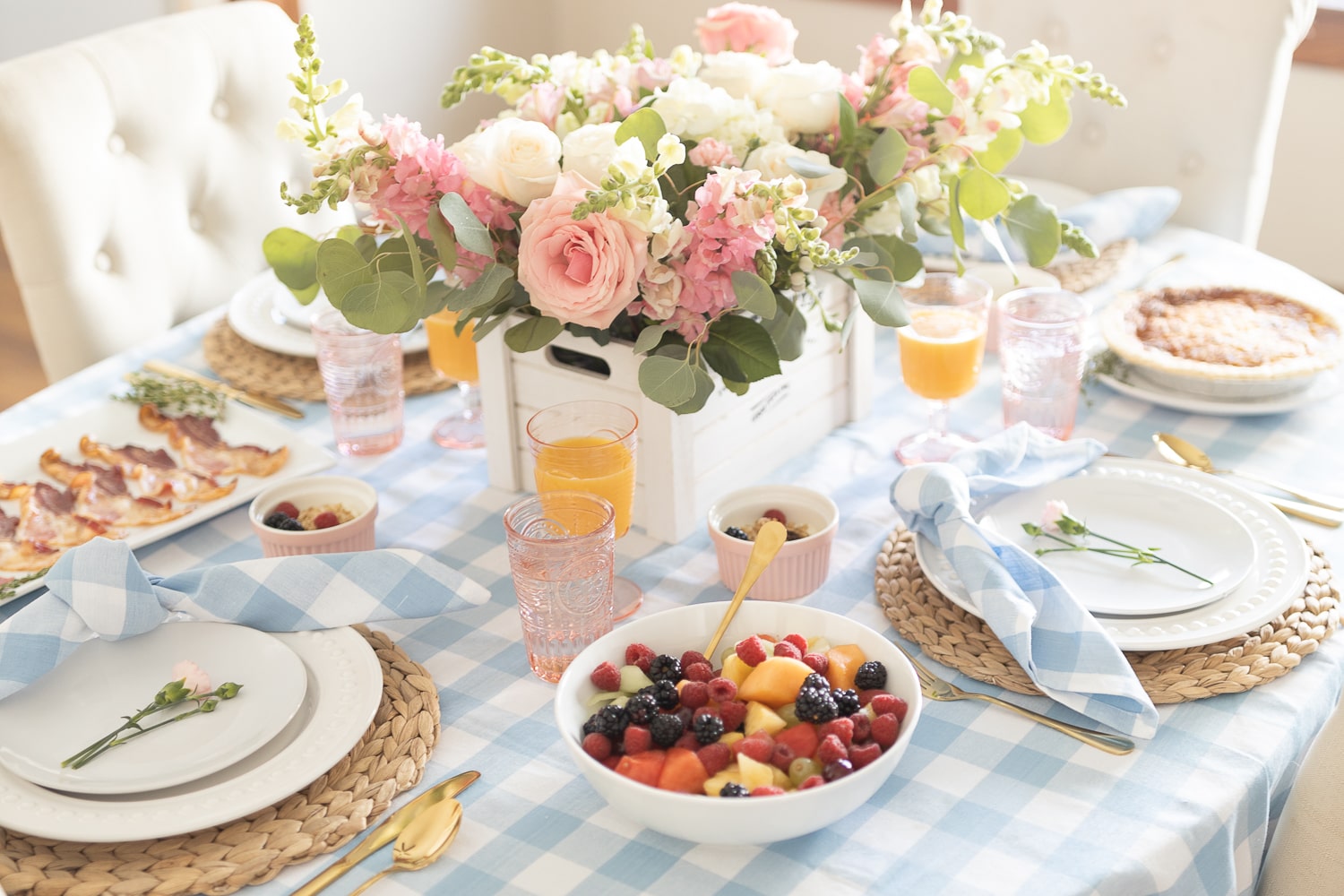Mother’s day brunch table setting ideas by blogger Stephanie Ziajka on Diary of a Debutante