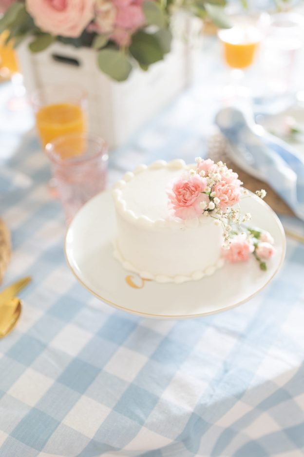 Mother's Day Table Decor: Simple Mother's Day Tablescape + Centerpiece