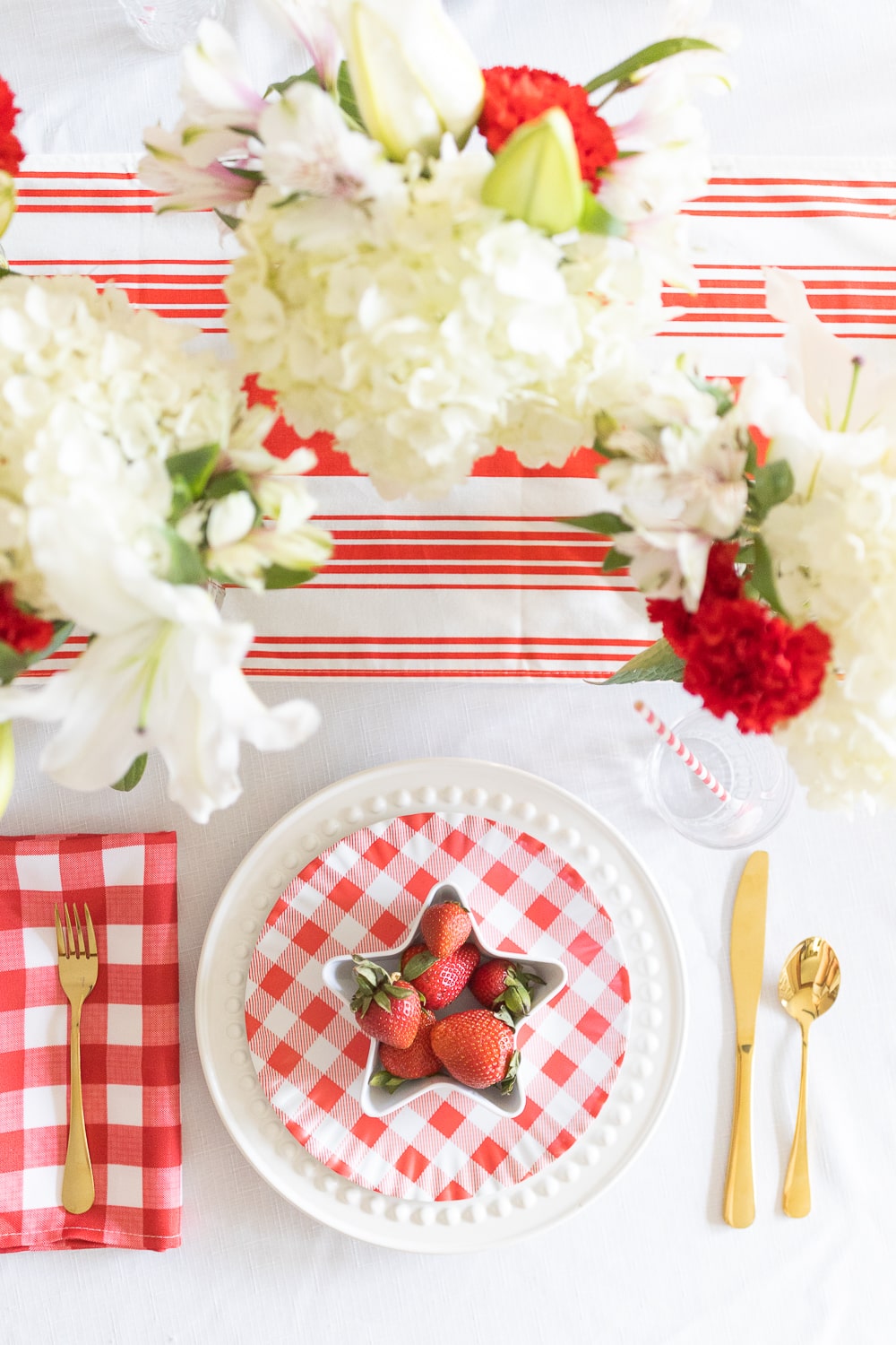 Blogger Stephanie Ziajka shares ideas for Memorial Day and 4th of July table settings on Diary of a Debutante