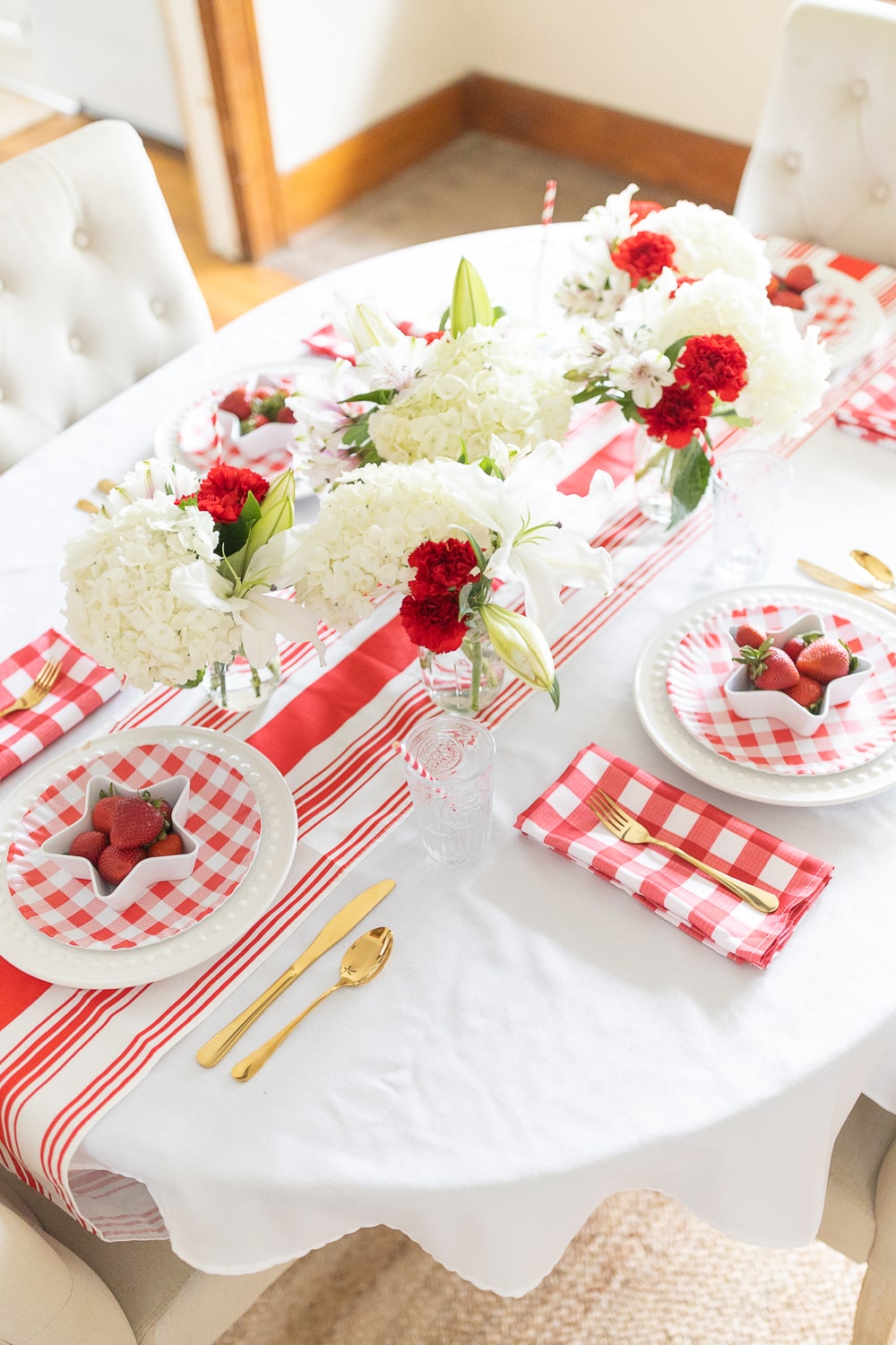 Memorial Day and 4th of July table decor designed by blogger Stephanie Ziajka on Diary of a Debutante