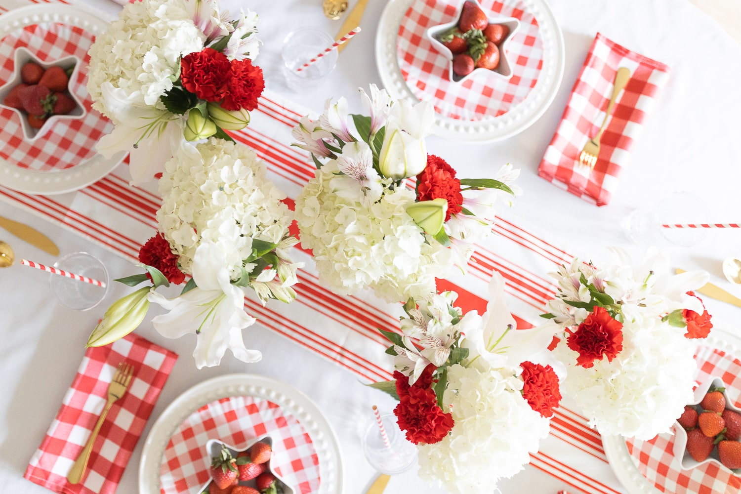 Long patriotic centerpiece created by blogger Stephanie Ziajka on Diary of a Debutante