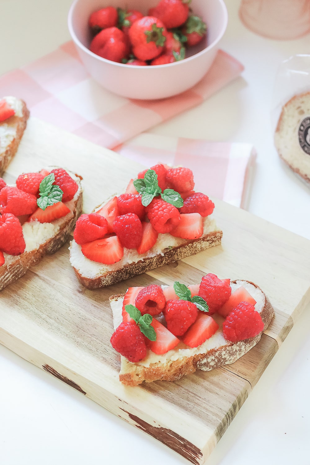 Fresh berry and ricotta cheese toast recipe by blogger Stephanie Ziajka on Diary of a Debutante
