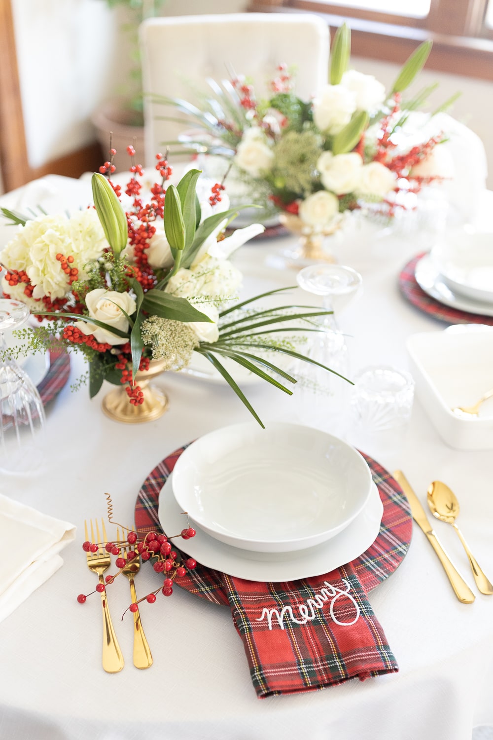 Simple Christmas tablescape designed by blogger Stephanie Ziajka on Diary of a Debutante