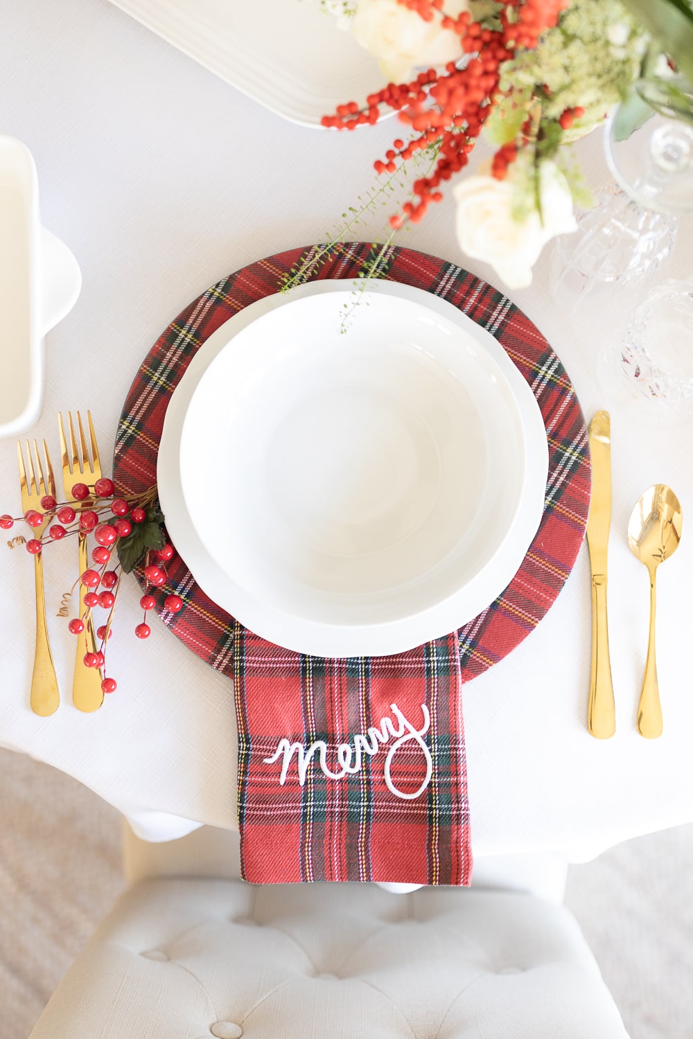 Christmas tablescape ideas from blogger Stephanie Ziajka on Diary of a Debutante