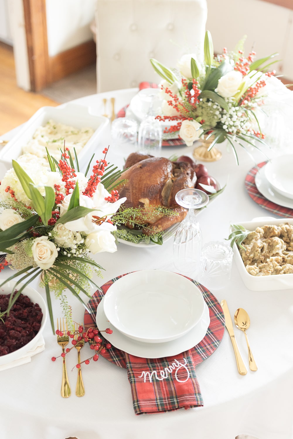 Two easy to make christmas centerpieces designed by blogger and amateur florist Stephanie Ziajka on Diary of a Debutante