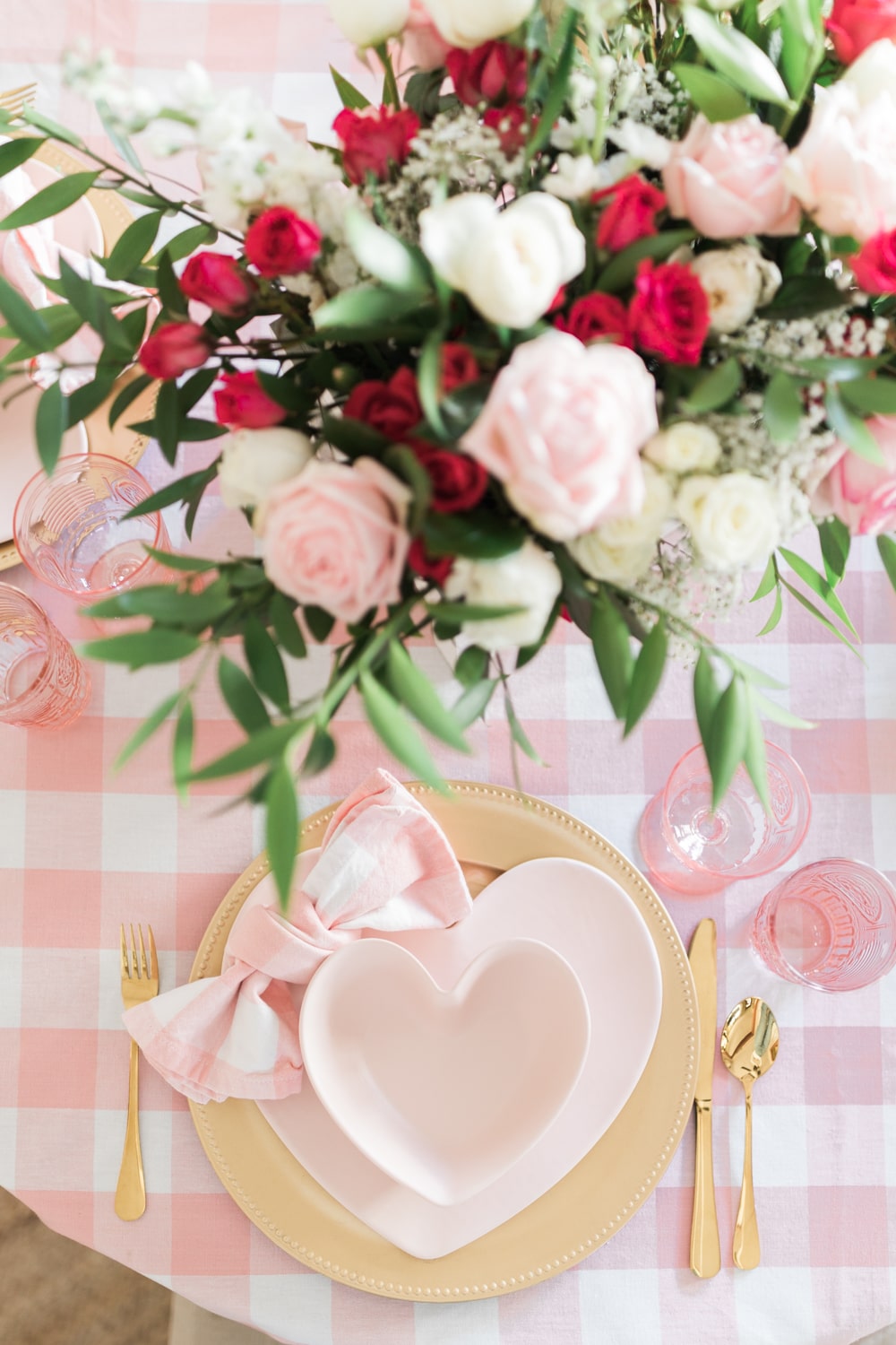 Blogger Stephanie Ziajka shares ideas for valentines table decorations on Diary of a Debutante