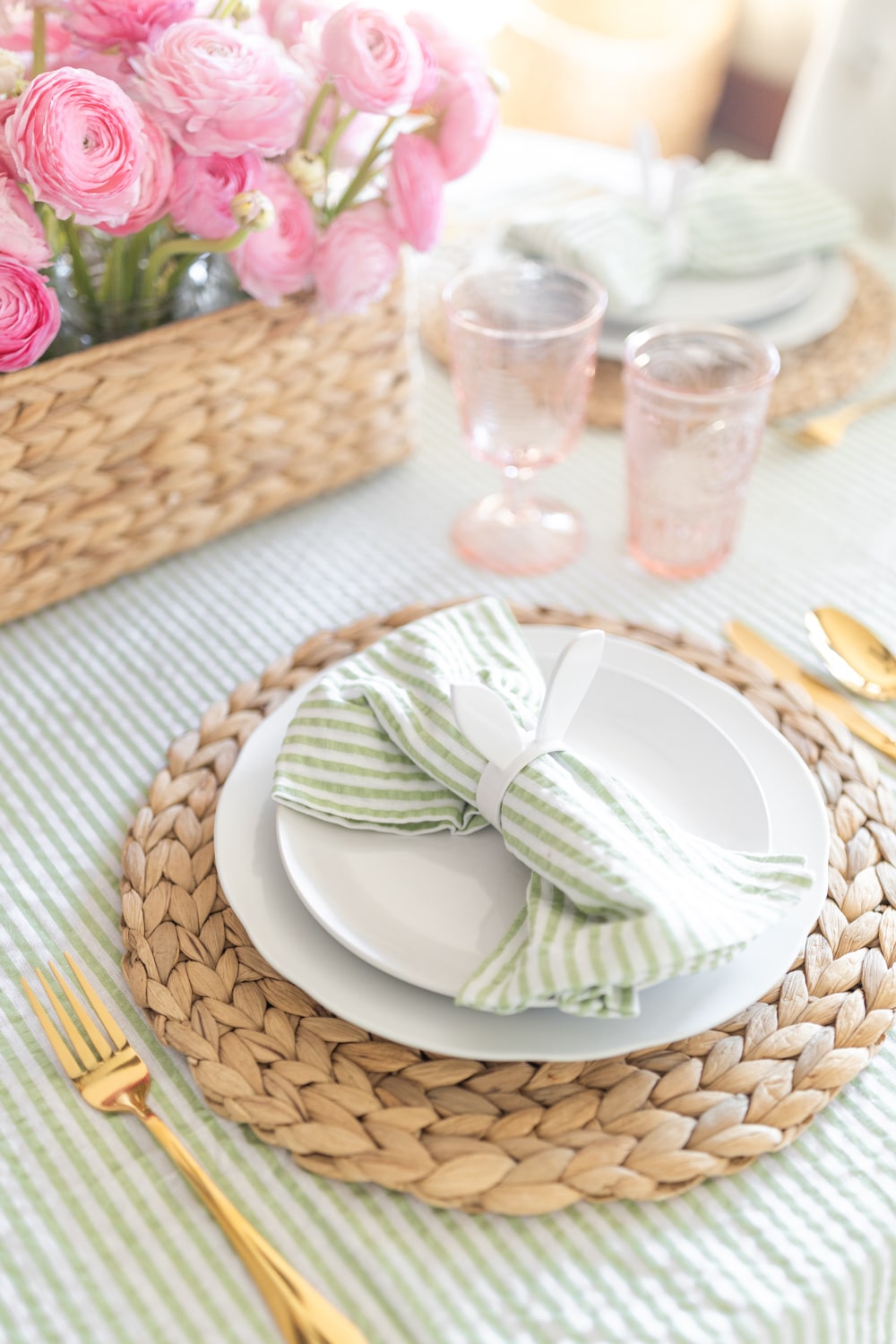 Simple Easter table decor ideas from blogger Stephanie Ziajka on Diary of a Debutante