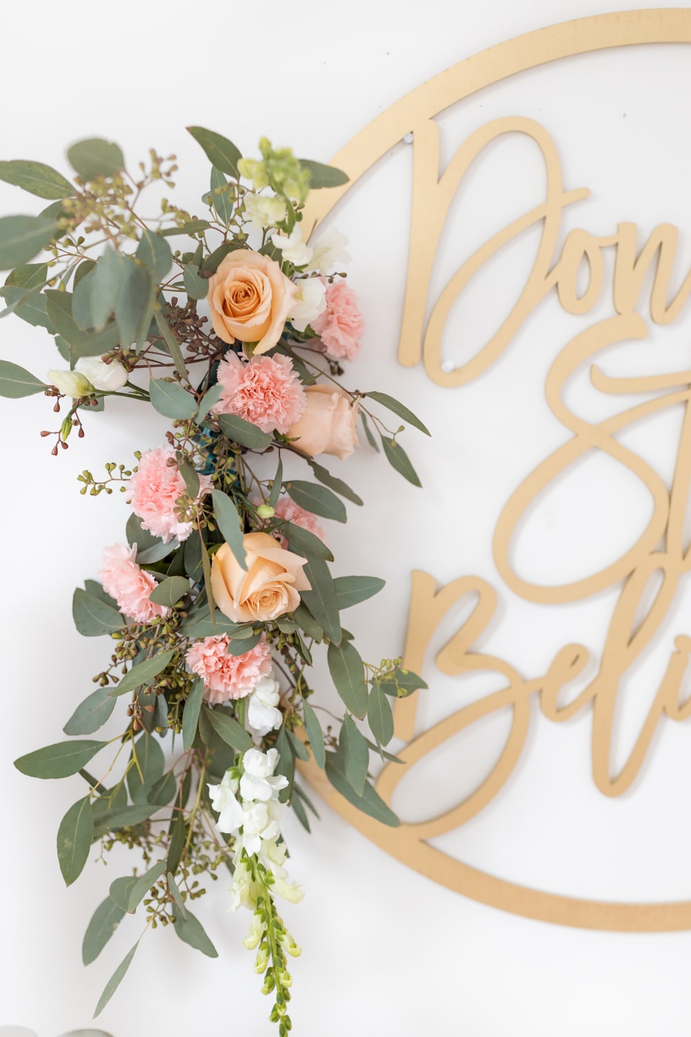 Blogger Stephanie Ziajka uses wet foam garland to attach flowers to a circle party sign on Diary of a Debutante