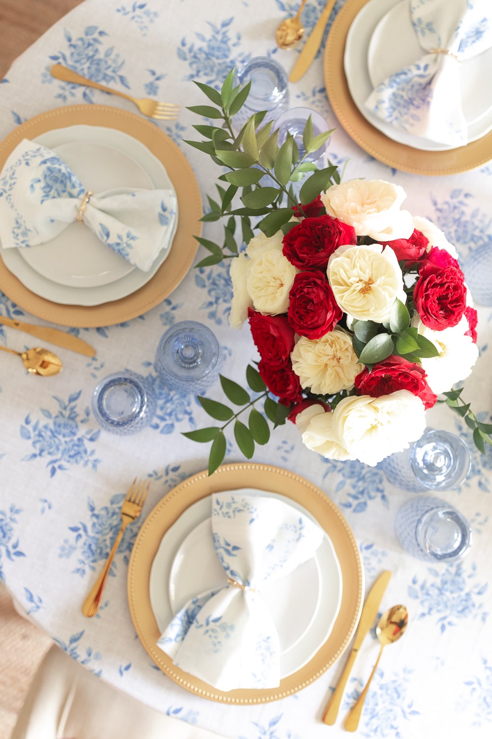 4th of July tablescape designed by blogger Stephanie Ziajka on Diary of a Debutante