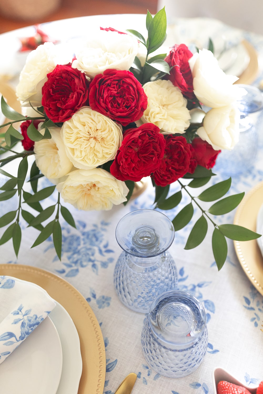 Blogger Stephanie Ziajka shares one of her 4th of july centerpieces, which uses Grace Rose Farm Tess and Leonora garden roses, on Diary of a Debutante