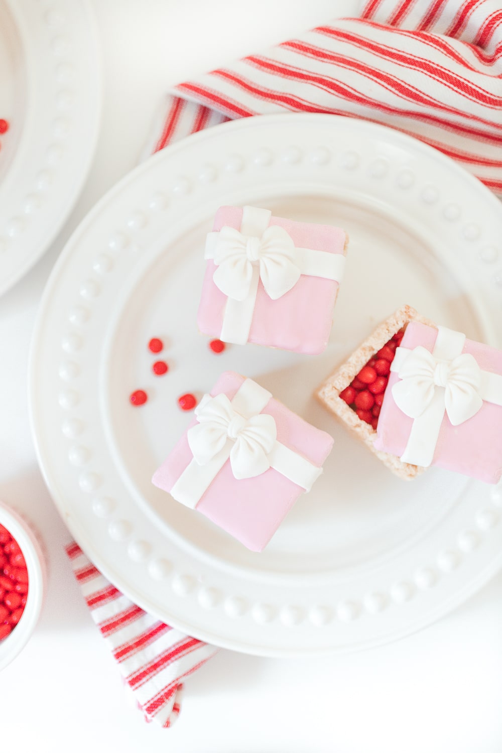 Southern lifestyle blogger Stephanie Ziajka shows how to make Christmas rice krispie treats that look like mini gift boxes on Diary of a Debutante